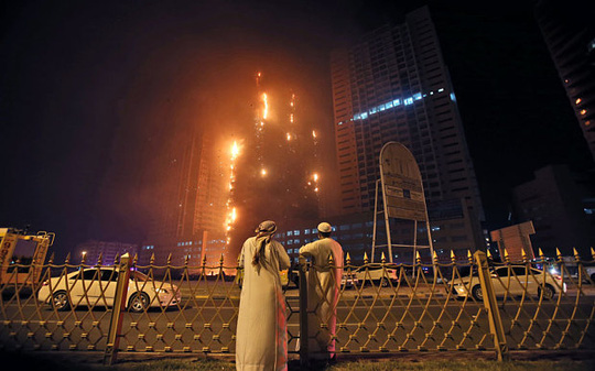 Tòa tháp UAE bốc cháy dữ dội